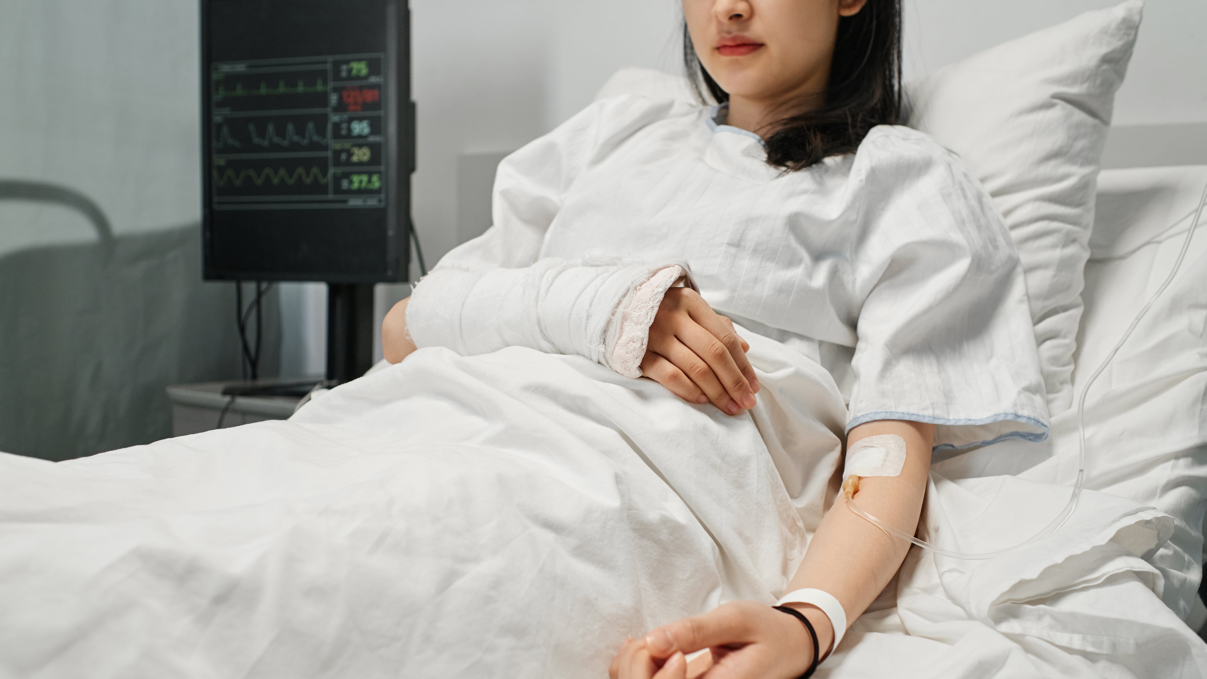 Estaba de viaje y terminó al borde de la muerte por una grave infección