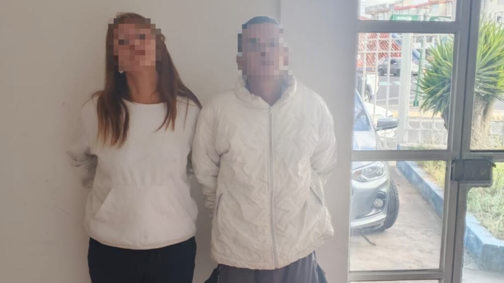 Asaltaron una farmacia, amenazaron a la trabajadora y, al intentar huir, fueron sorprendidos por la Policía en Quito