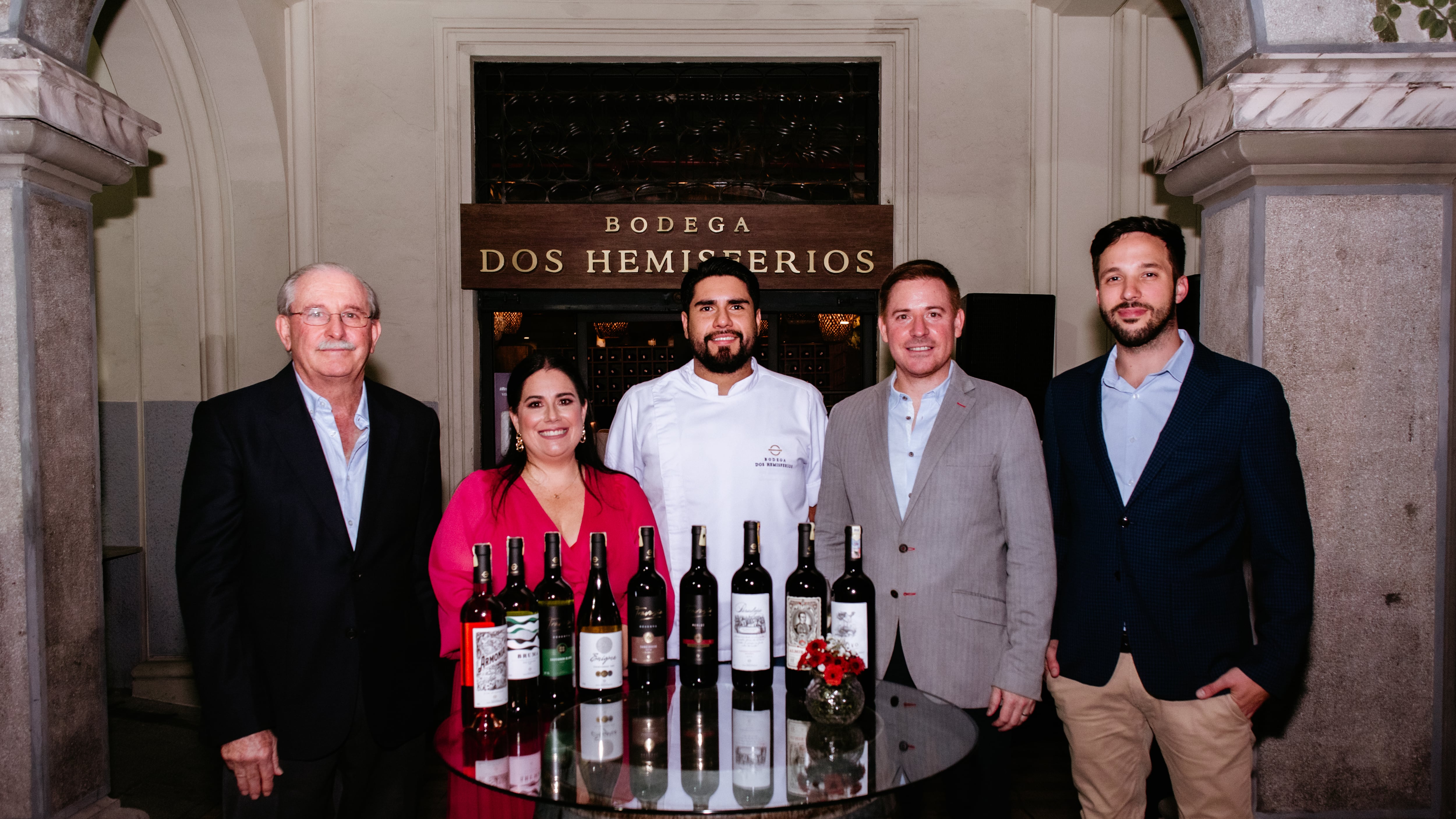 Bodegas Dos Hemisferios inició hace más de 10 años con el descubrimiento de la paradoja del vino hecho en nuestro país.