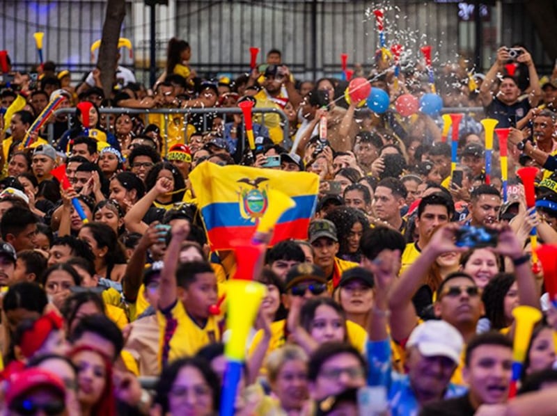 Camisetas, banderas, familias y mucha emoción marcaron la jornada en distintos puntos de la ciudad durante el debut de Ecuador en el Mundial 2026