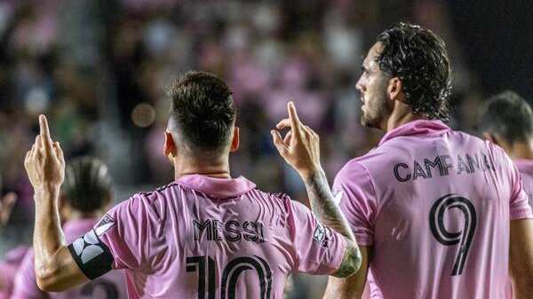 Lionel Messi y Leonardo Campana