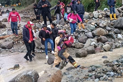 Trabajan para habilitar la vía Cuenca-Molleturo- El Empalme tras aluvión en Sayausí