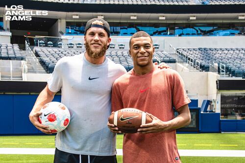 ¡Kylian Mbappé, a la NFL! Video del jugador francés se vuelve viral en las redes sociales por hacer gol de campo