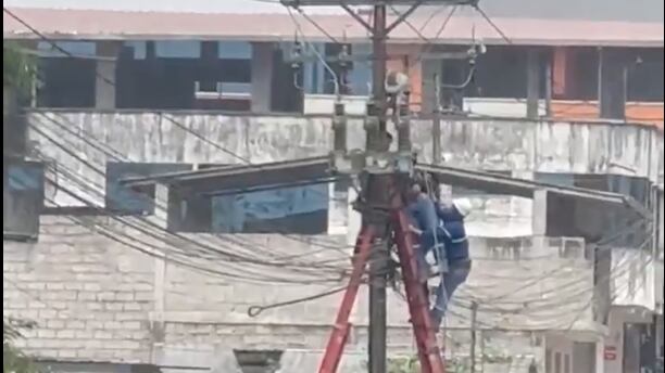 Trabajador de CNEL muere electrocutado en Santo Domingo