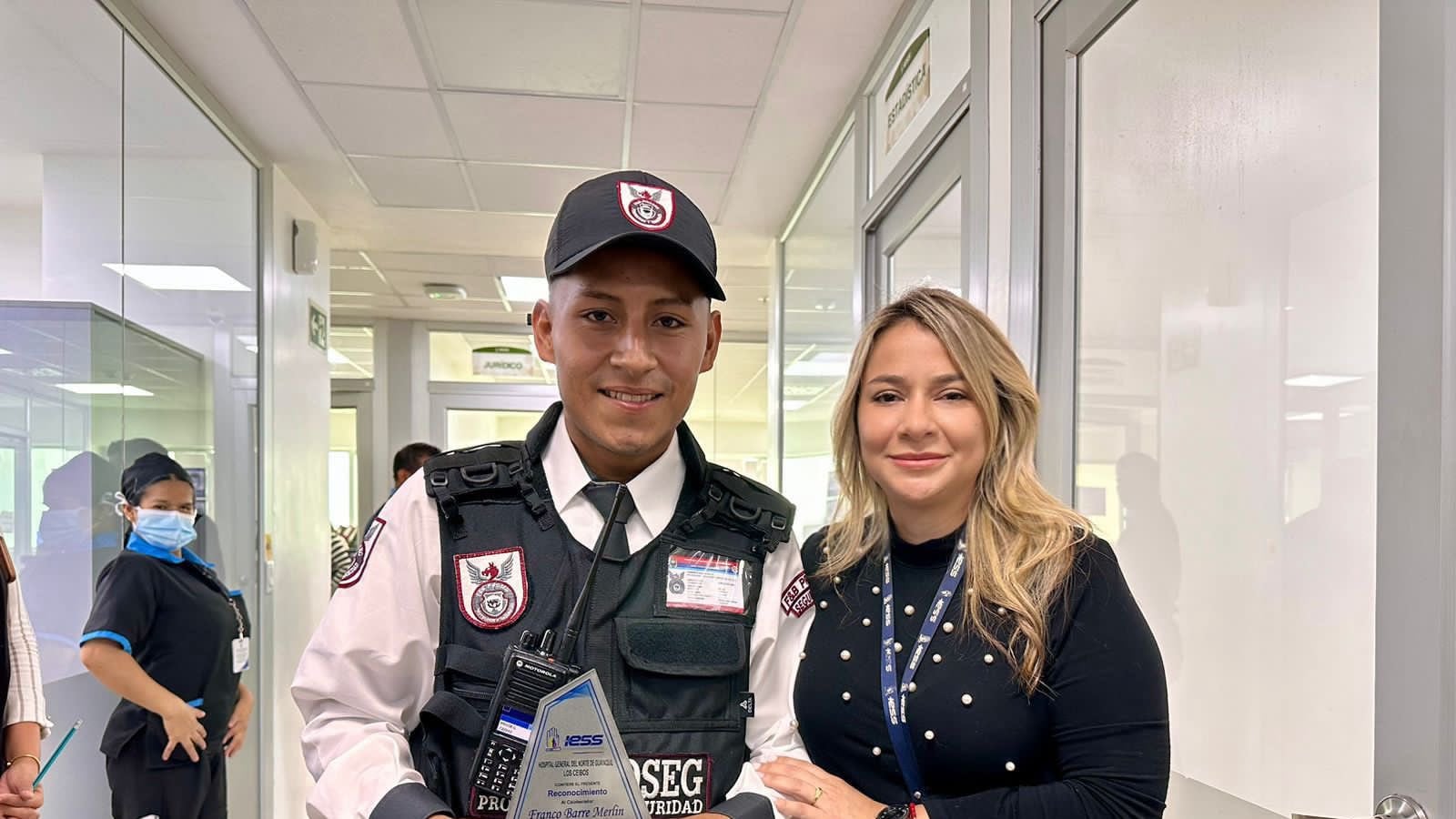 Guardia se convirtió en héroe por cargar a una estudiante