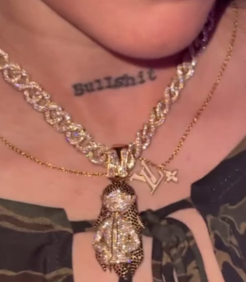 El collar de diamantes desató rumores sobre un regalo especial del futbolista a la cantante.