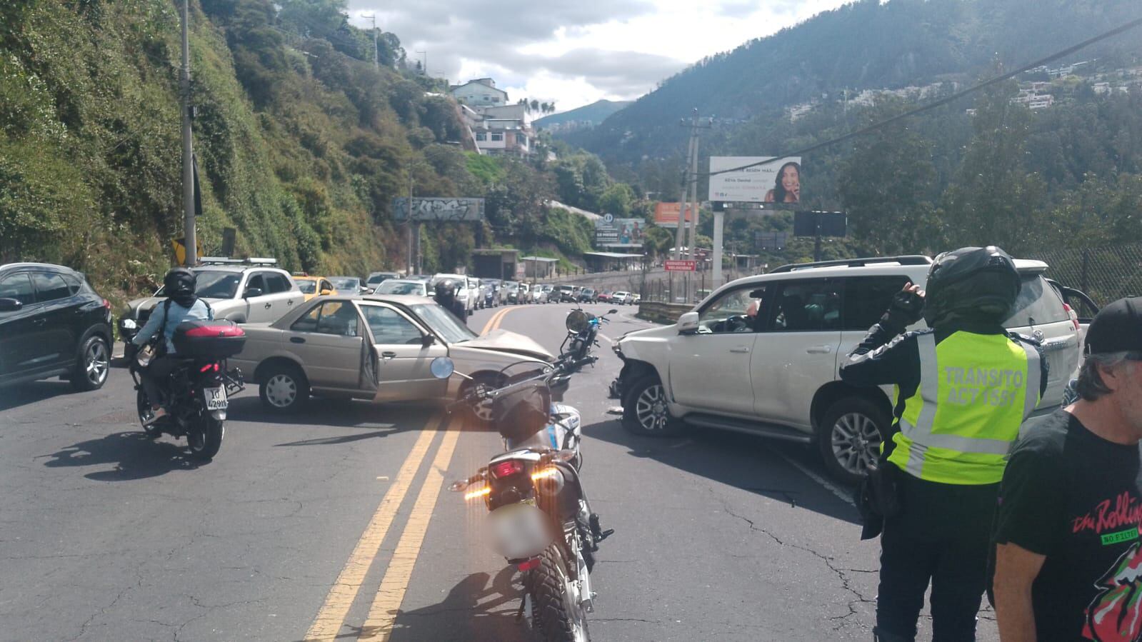 Tres heridos deja siniestro de tránsito en Cumbayá, en Quito
