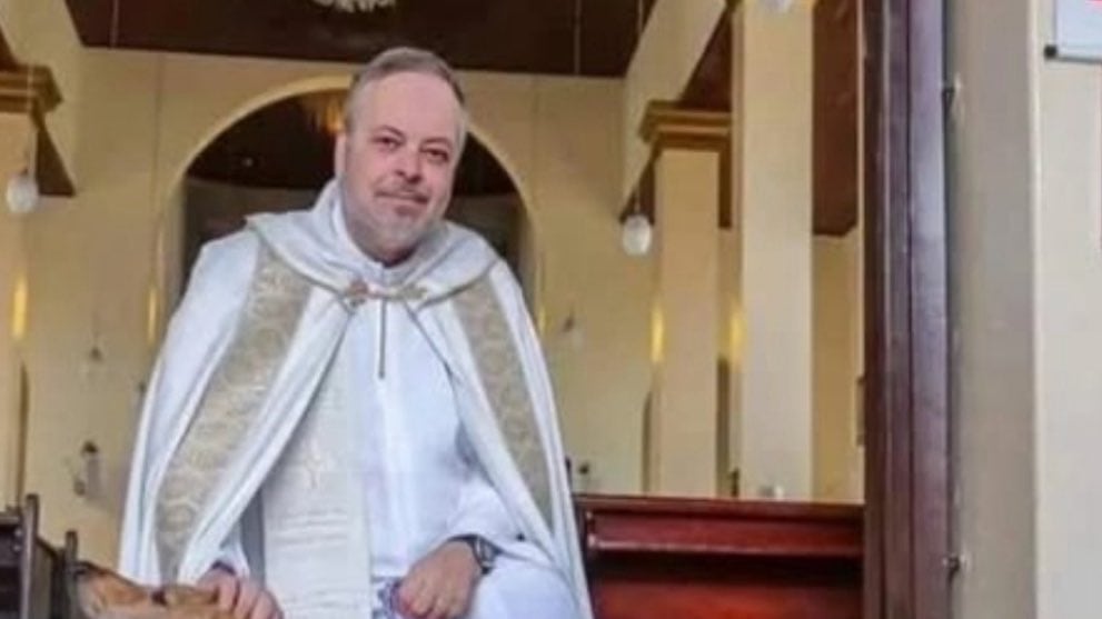 Sacerdote brasileño rescata perros de la calle para luego darlos en adopción - Fuente: X