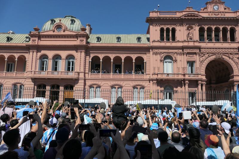 Javier Milei pisa la Casa Rosada por primera vez como presidente de Argentina