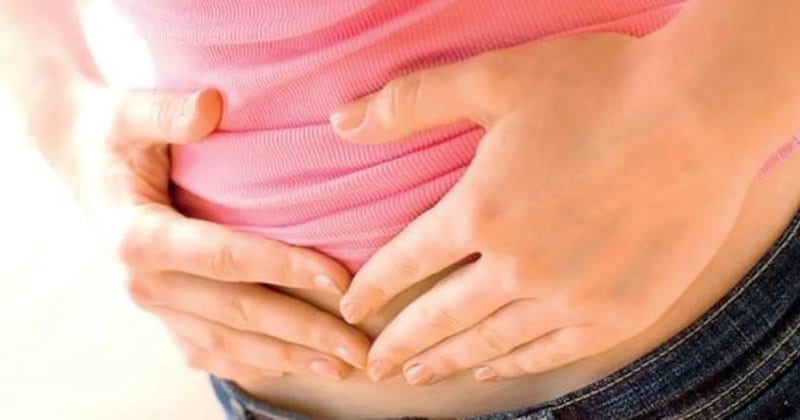 El cáncer de colon presenta signos como un cambio persistente en los hábitos intestinales.