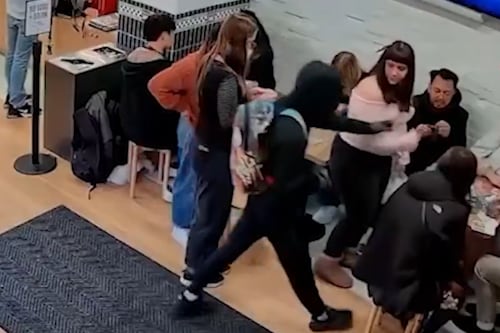 VIDEO: Así fue el robo a mano armada en una tienda Pokémon