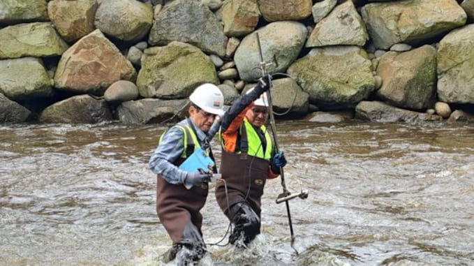 Técnicos de ETAPA EP realizan el  monitoreo del ligero incremento de los caudales de los ríos de Cuenca