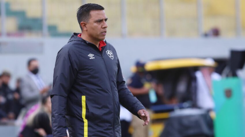 César Farías dirigiendo a Sociedad Deportiva Aucas