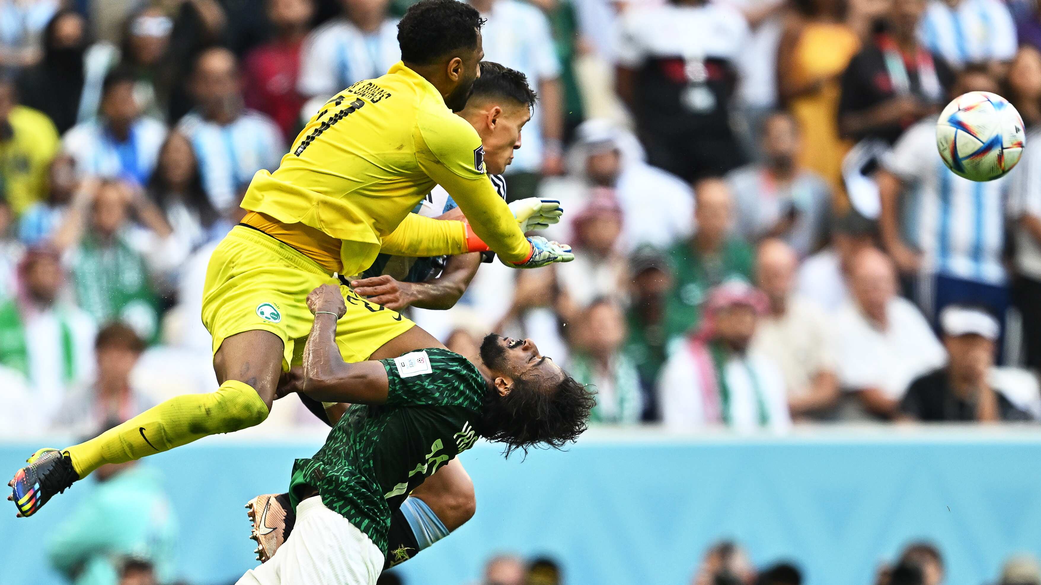 El portero de Arabia Saudita Mohammed Al-Owais (L) choca con su compañero de equipo Yasser Al-Shahrani (frente a la derecha) durante el partido de fútbol del grupo C de la Copa Mundial de la FIFA 2022 entre Argentina