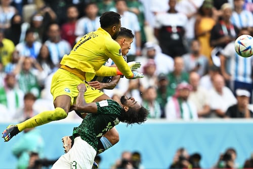 Impactante choque con un compañero deja a jugador de Arabia Saudita con fuertes secuelas y fuera del Mundial