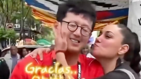 VIDEO: El inesperado beso que interrumpió la transmisión en vivo de un reportero en el Mundial 2026 - Fuente: Video de X
