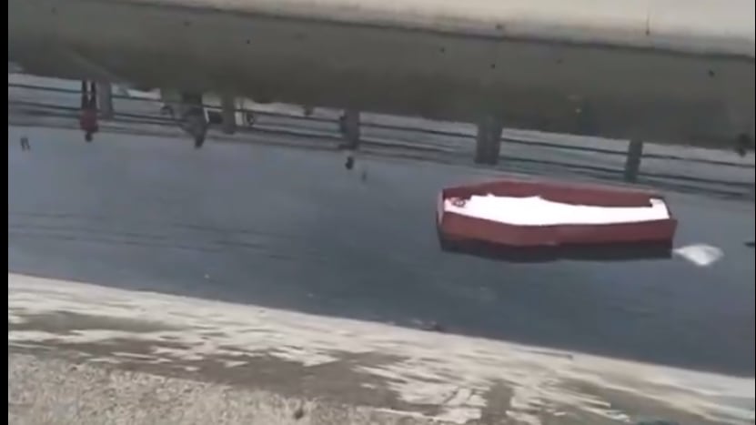 Pánico porque apareció un féretro flotando en un canal de agua en Guayaquil