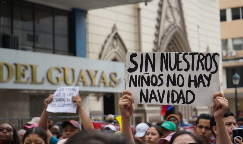 En los exteriores de la Fiscalía del Guayas, se concentraron activistas políticos, actores, personal de derechos humanos y familiares de los menores desaparecidos desde el 08 de diciembre. Ellos piden se esclarescan los hechos de la desaparición supuestamente en manos de personal militar
Fotos: César Muñoz/API
