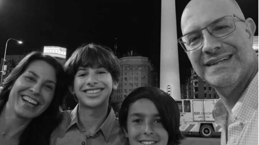 Mujer leía una novela de crímenes en familia antes de asesinar a su esposo y dos hijos