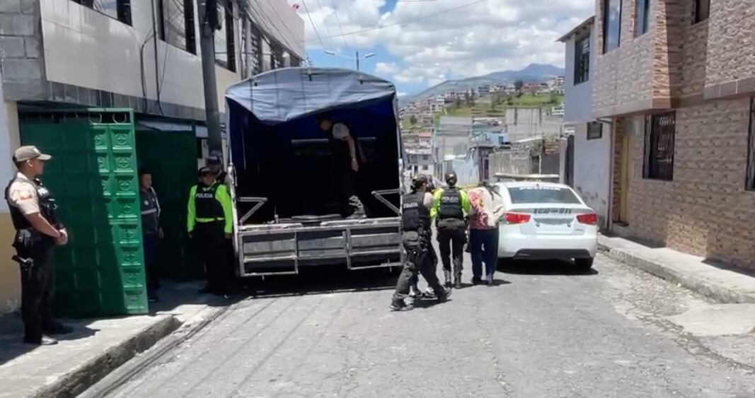 Roban vehículo y lo desmantelan en minutos en el sur de Quito: hallan casa con autopartes