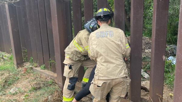 Mujer quedó atrapada en las vallas