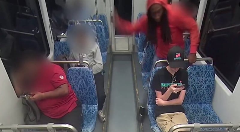 Mujer ucraniana de 23 años es brutalmente asesinada en pleno vagón del metro en Estados Unidos