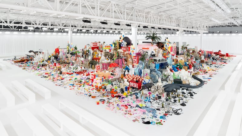 Durante la Semana de la Moda de Milán, Diesel presentó un escenario repleto de más de 50.000 accesorios reutilizados, inflables y recuerdos de la historia de la marca. Foto: Diesel.