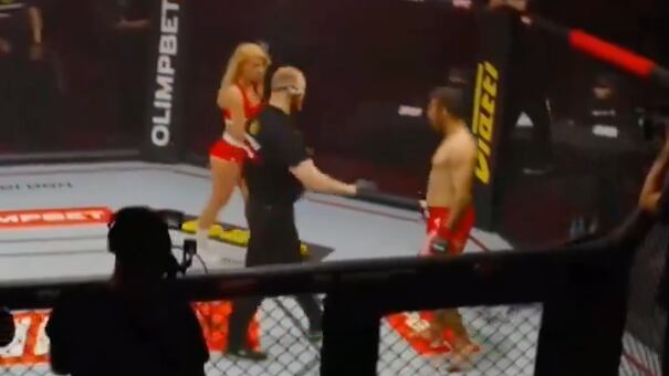 Peleador iraní de MMA fue suspendido de por vida por patear a una modelo en el octágono.