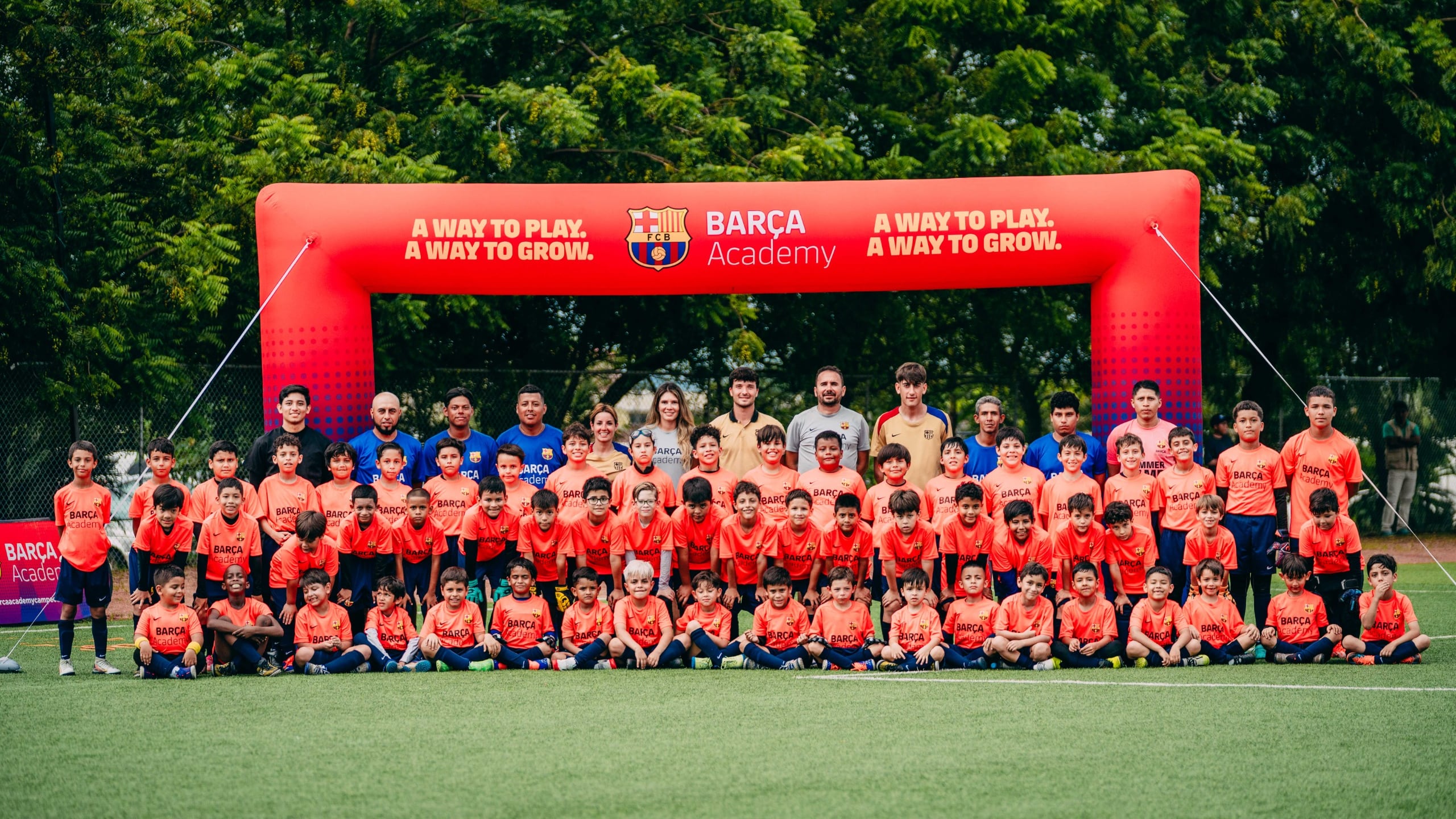 La edición 2026 del Barça Academy Camp en Guayaquil incorporará la experiencia CLINICS para los 20 jugadores más destacados del campamento - Fuente: Boletín de Prensa