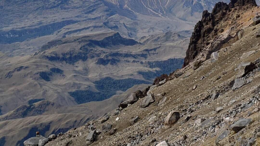 El aumento de la actividad interna del volcán Chiles-Cerro Negro ya motivó a que las autoridades locales activaran un plan de prevención