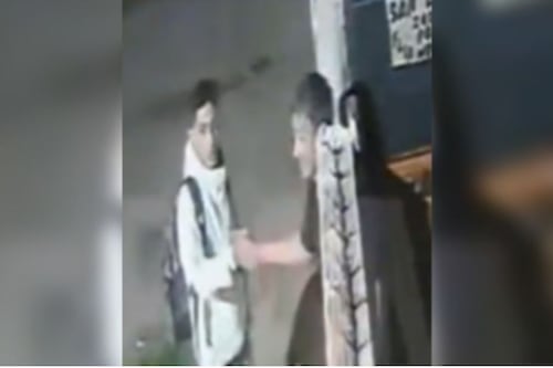 Sicario saludó a su víctima con un apretón de manos para luego asesinarlo frente a sus nietas