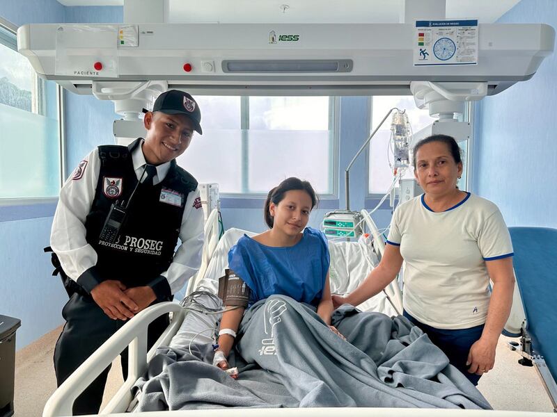 Guardia se convirtió en héroe por cargar a una estudiante