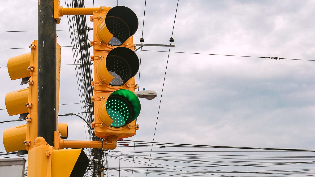 La intervención en este punto, también beneficia a los peatones con la instalación de semáforos led peatonales.