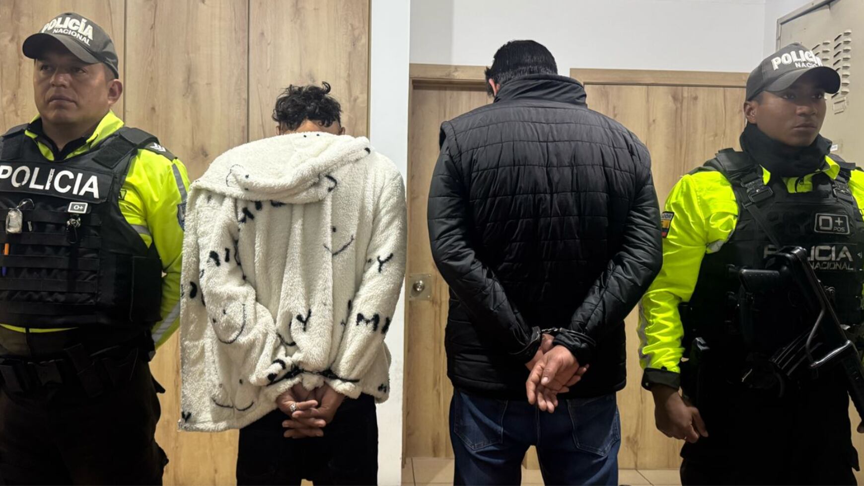 Esto les encontraron a hombres que se negaron a ser registrados por la Policía en el norte de Quito