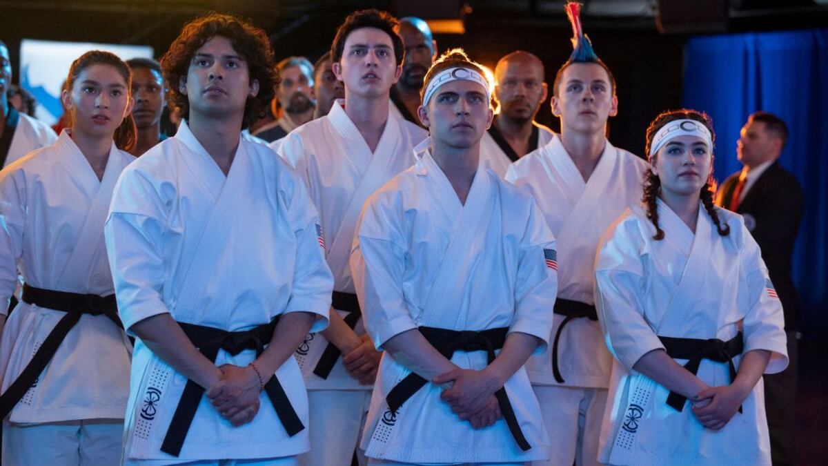 Oona O'Brien como Devon, Xolo Maridueña como Miguel Diaz, Gianni DeCenzo como Demetri, Jacob Bertrand como Eli 'Hawk' Moskowitz, Mary Mouser como Samantha LaRusso en Cobra Kai