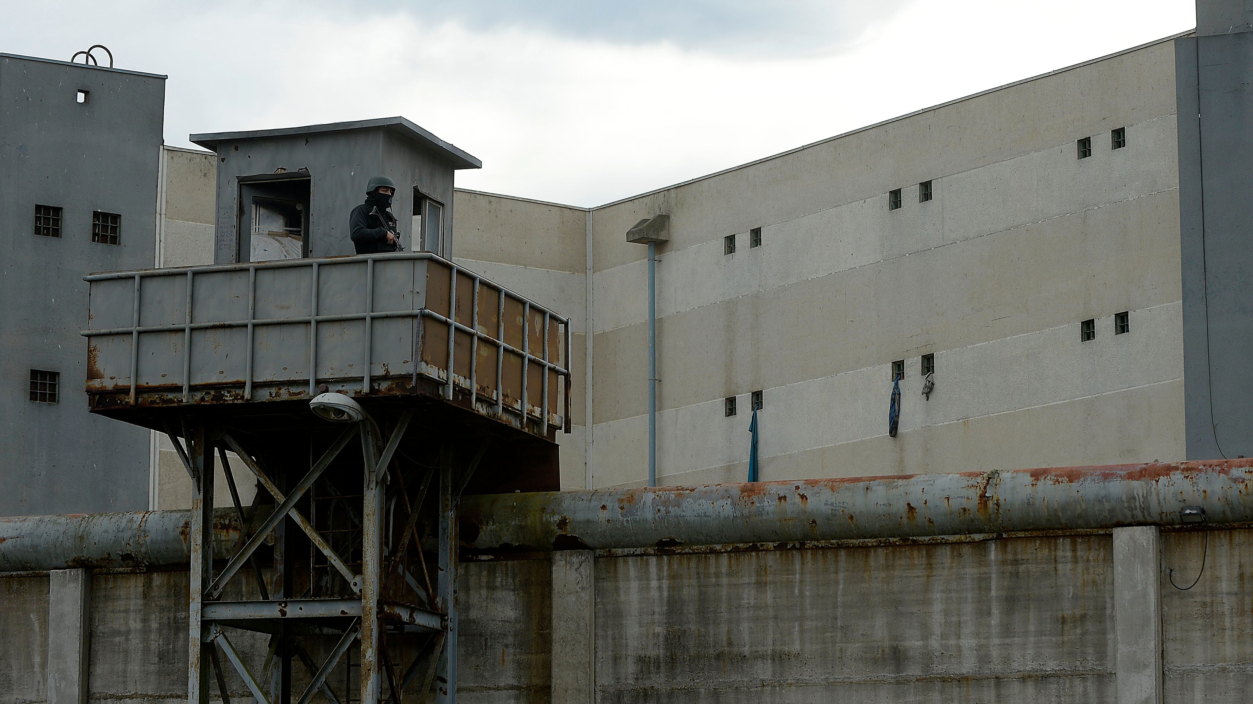 Gendarmería Chile (Imagen referencial) | 24 de Mayo de 2016/VALPARAISO
Un Funcionario de gendarmería en la caseta de vigilancia en la carcel de Valparaiso donde en el acceso del recinto penitenciario protestan exigiendo mejoras laborales y respuestas por parte del Gobierno en el paro nacional.
FOTO:PABLO OVALLE ISASMENDI/AGENCIAUNO