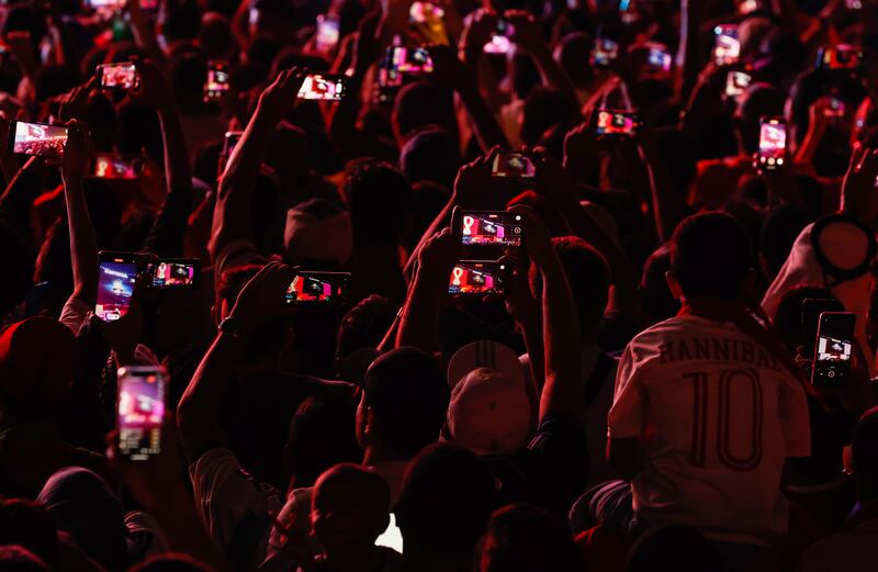 Los fanáticos levantan sus teléfonos móviles para grabar la ceremonia de apertura que se ve en la pantalla en el Festival de fanáticos de la Copa Mundial de la FIFA 2022 en Doha, Qatar, el 20 de noviembre de 2022. La Copa Mundial 2022 comienza con el primer partido entre Qatar y Ecuador. (Mundial de Fútbol, Catar) EFE/EPA/ROLEX DELA PENA
