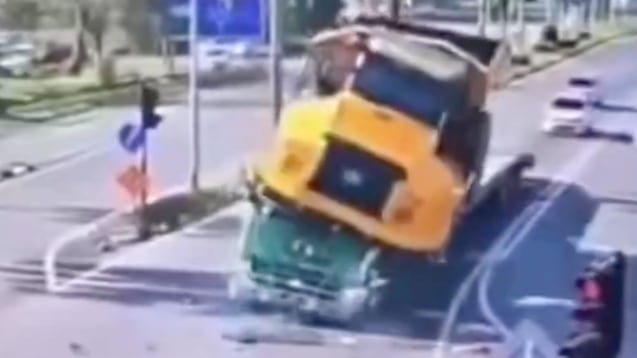 Malasia: Remolque quedó aplastado tras desplome del camión que transportaba - Fuente: Video de X