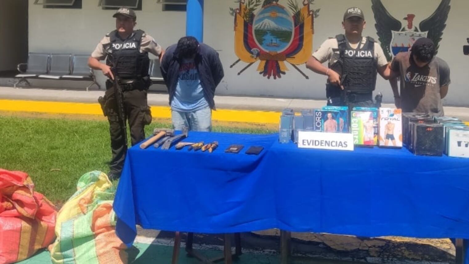 Intentaron robar calzoncillos y mercadería valorada en USD 2.000 de un local en el norte de Quito