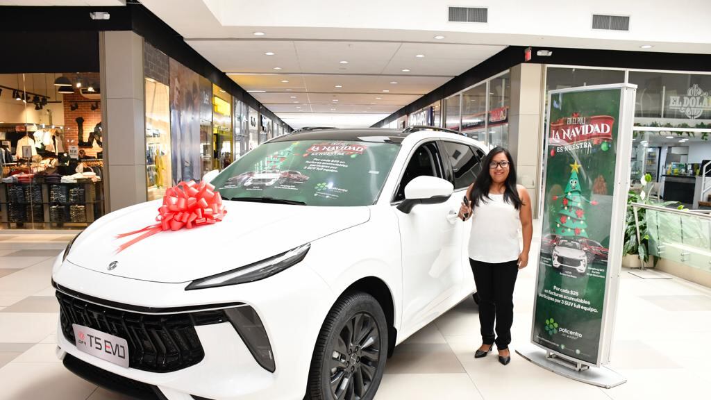 Verónica Castro; cliente ganadora del DongFeng T5 EVO.