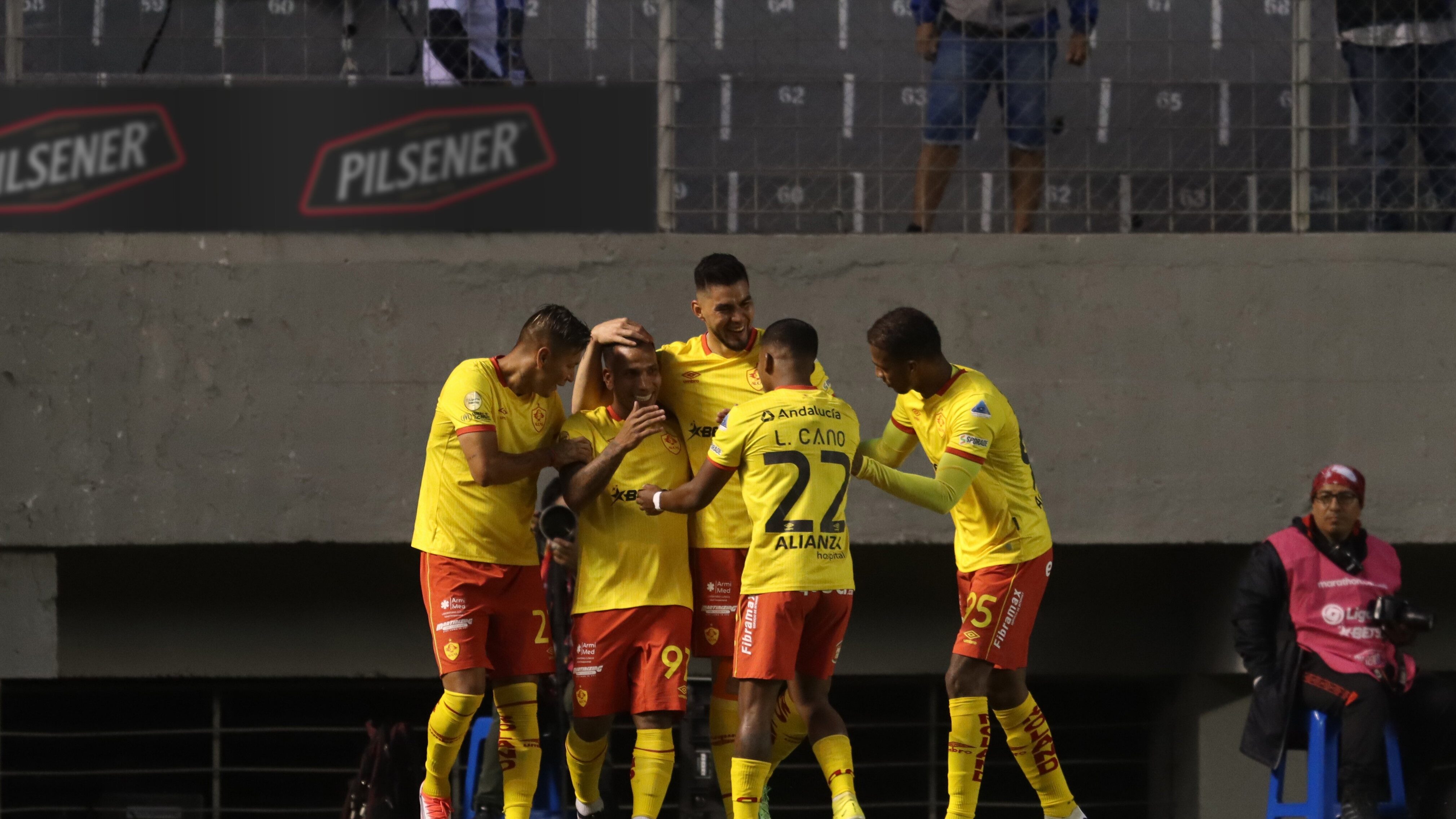 Romulo Otero festeja su gol ante Emelec