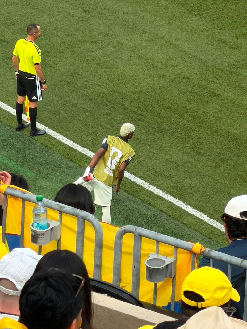 Nilson Angulo calienta en el término del primer tiempo dejando ver que es alternativa para el segundo período.
