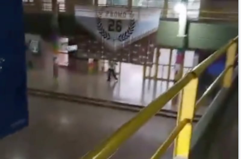 Tragedia en Argentina: estudiante de 15 años disparó contra su compañero en pleno patio del colegio - Fuente: Video de X