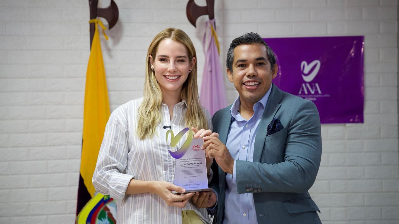 Lavinia Valbonesi recibe reconocimiento de la Cámara de Comercio de Machala por su compromiso con la formación y desarrollo de las mujeres ecuatorianas