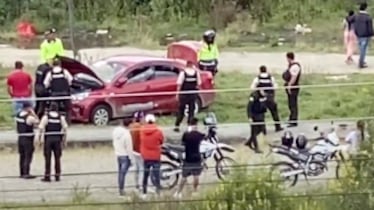 Durante la persecución, un policía motorizado fue embestido y otro vehículo resultó afectado - Fuente: Info Loja