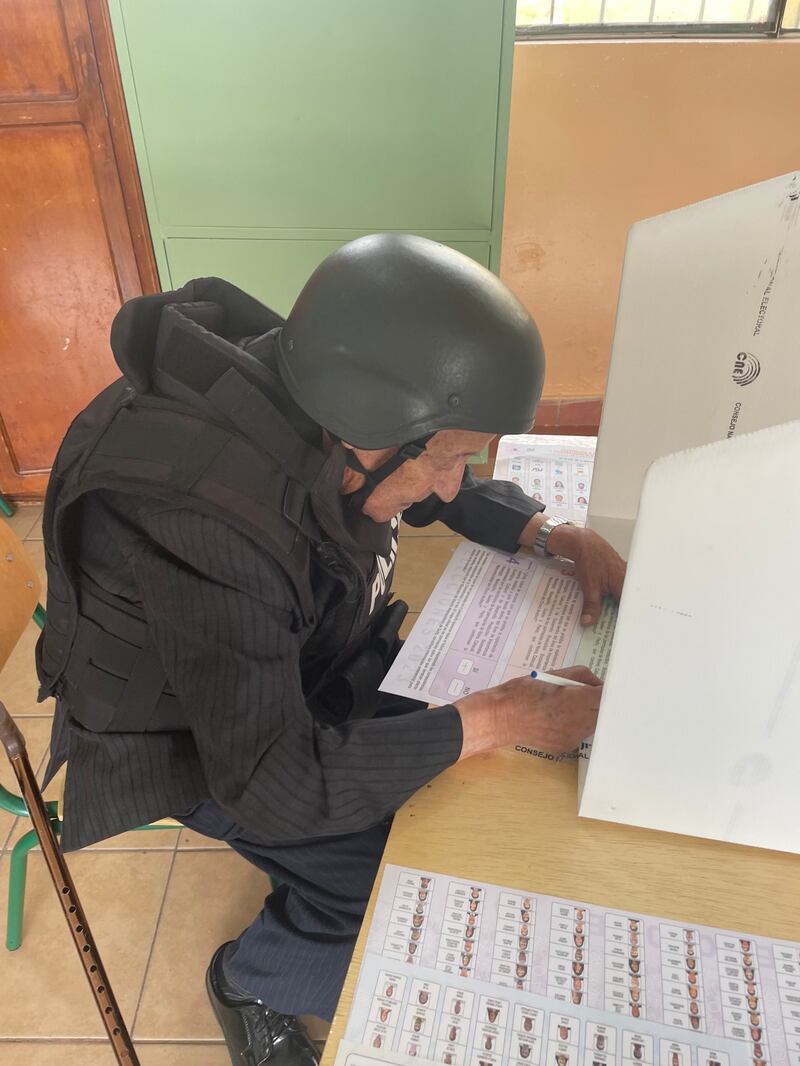 Con chalecos antibalas y cascos, votaron los padres de Fernando Villavicencio