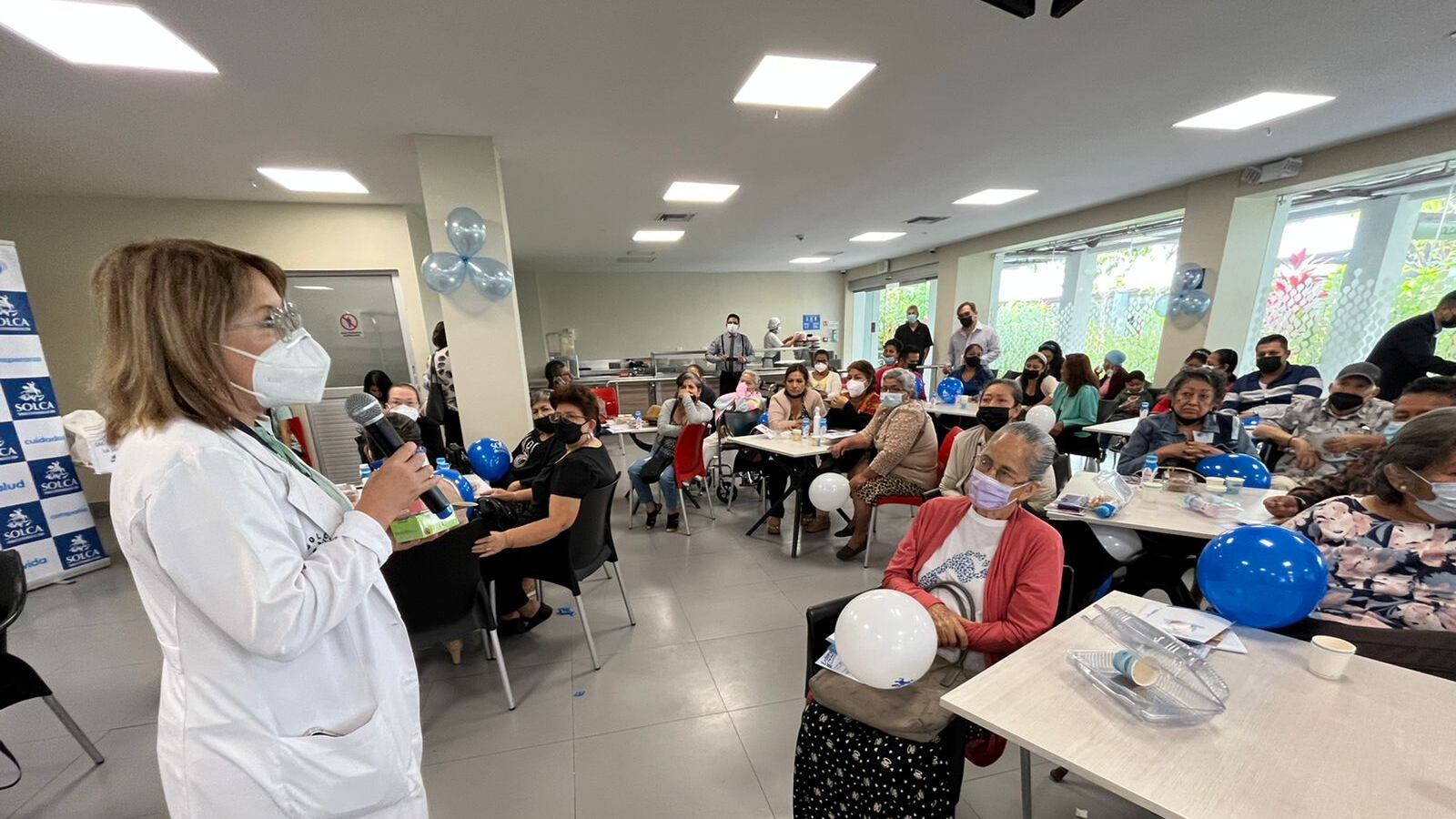 Noemí Bautista, jefe del servicio de Endocrinología de Solca Matriz Guayaquilm recibe a los pacientes del club.