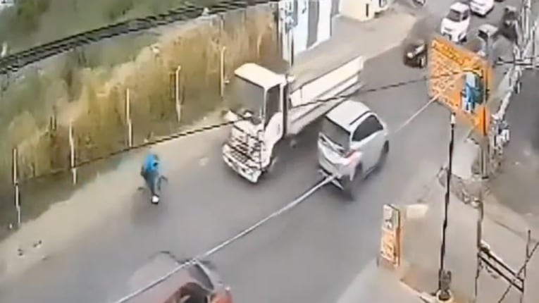 VIDEO: ciclista pierde la vida tras impactarse contra camión que transportaba varillas en Quito