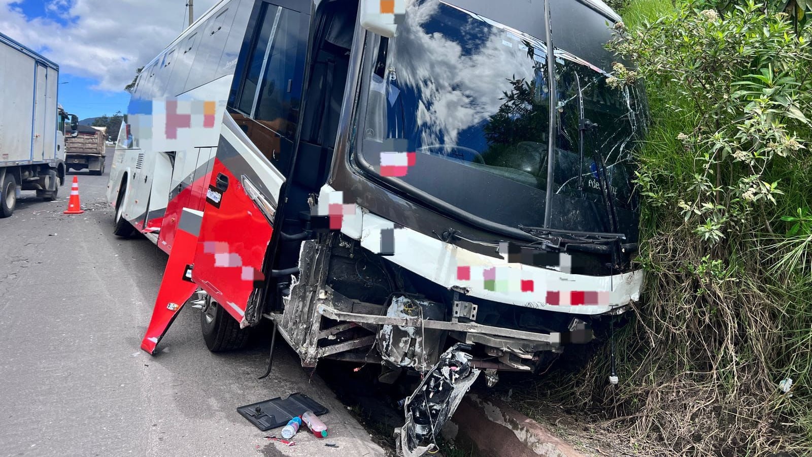 Choque entre bus y camioneta dejó dos personas heridas en Santa Rosa de Cutuglagua, sur de Quito - Fuente: ECU 911