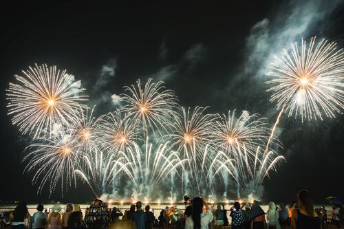 Salinas cierra el año con gran espectáculo: Conciertos, fuegos artificiales y concurso de monigotes